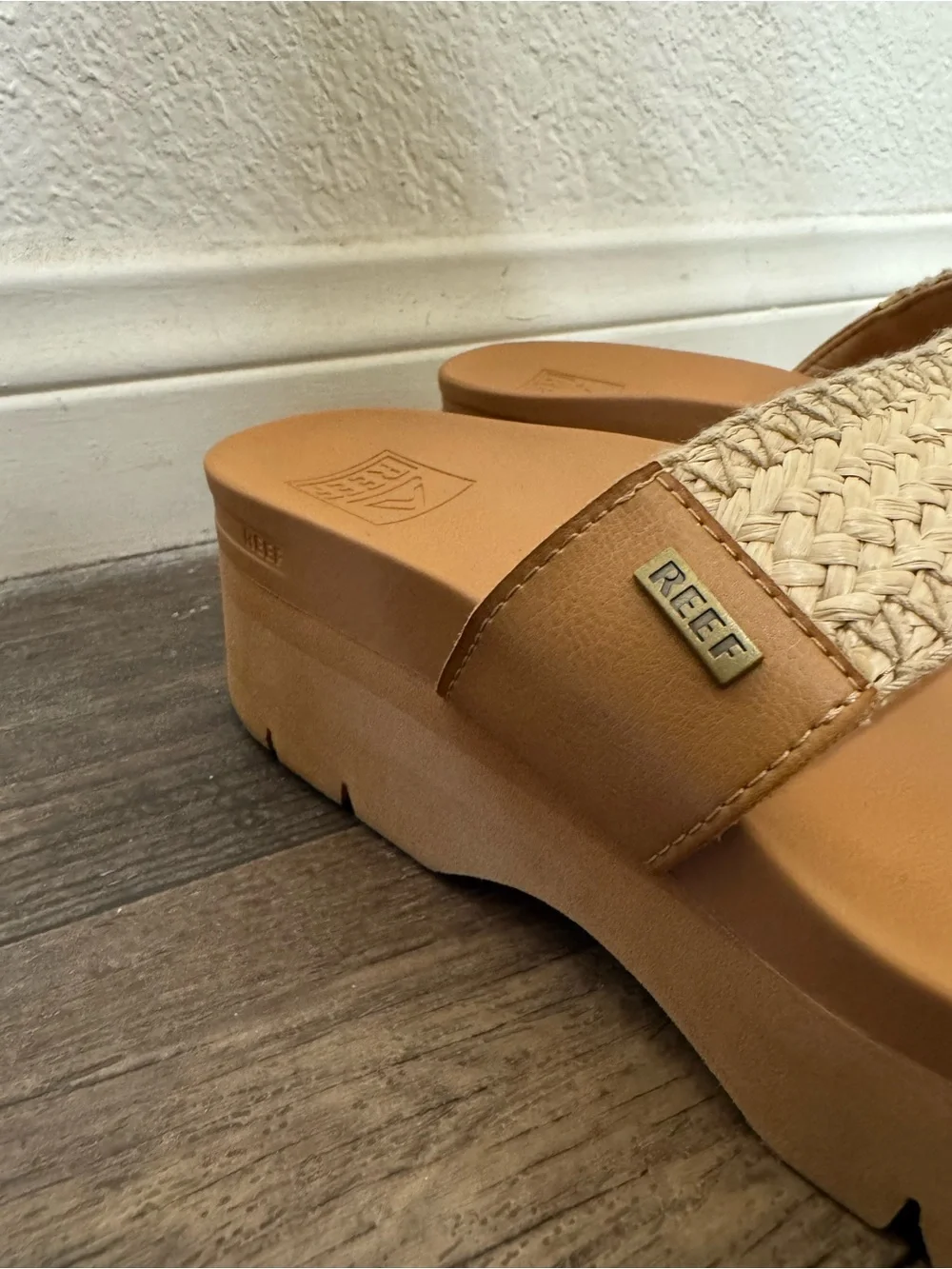 Reef Cushion Vista Higher Platform Sandal in Natural Raffia. Sz 8. Worn once. - Picture 3 of 12